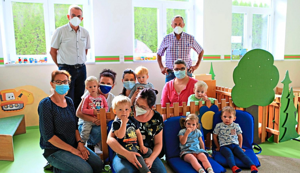 Bürgermeister Josef Schuh (hinten rechts) und Kämmerer Christian Endl (hinten links) besuchten das Kindergartenpersonal und die Krippenkinder in ihren neuen Räumlichkeiten - Fotos: Lilo Klesse