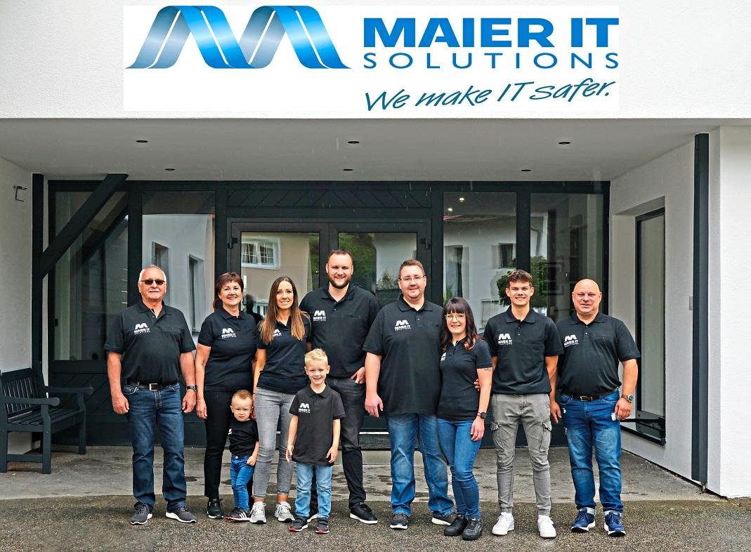 Die Mitarbeiter von MAIER IT-Solutions vor den neuen Geschäftsräumen (ehem. FIAT Fuchs) in der Freyunger-Str. 44 in Waldkirchen.