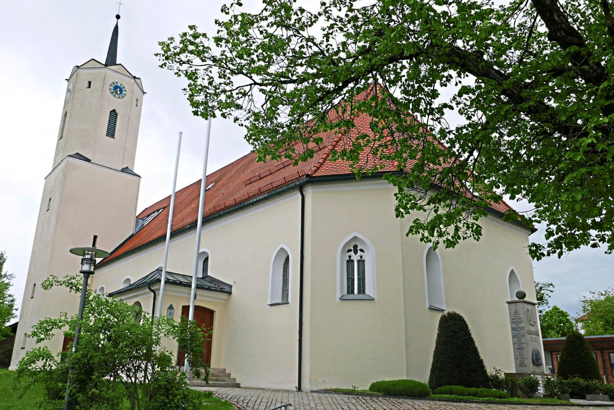 Die Haager Pfarrkirche mit Blick von der Dorflinde aus. − Fotos: /Repro: Preuß