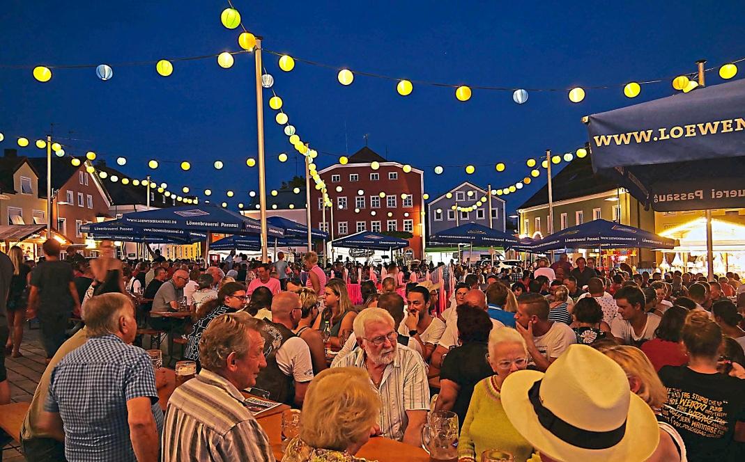 Stimmungsvoll geht es zu beim Bad Griesbacher Lampionfest. Der Stadtplatz wird von tausenden bunter Lichter erhellt.