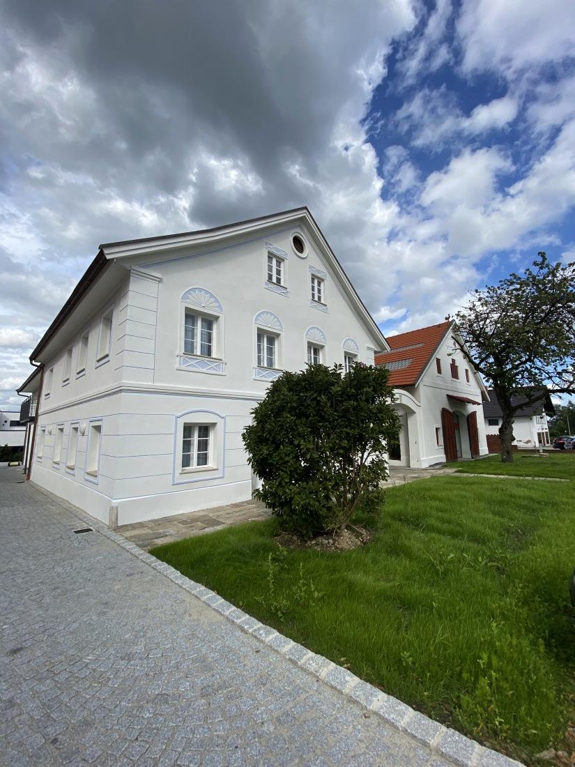 Besonders markant ist die liebevoll restaurierte Fassade des früheren Bäckerhauses mit blau auf weiß gestalteten Stuck-Ornamenten. − Fotos: Brunner