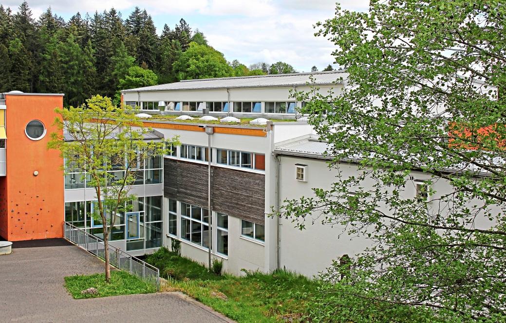 Das äußere Erscheinungsbild der Turnhalle prägt das Grün-Dach, passend zum Prädikat „Umweltschule“ der Staatlichen Realschule Bad Griesbach. − Fotos: Brunner