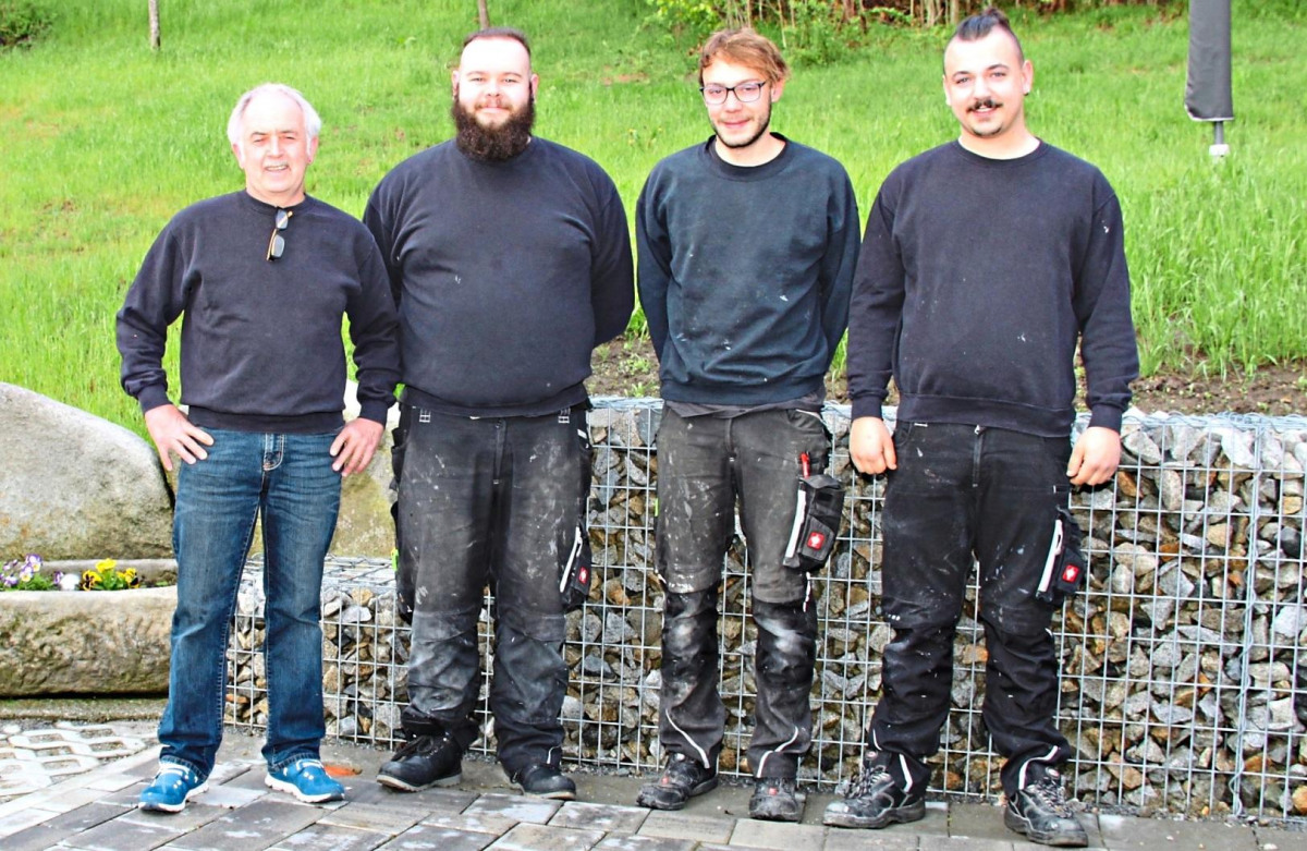 Ein bewährtes Team – Firmeninhaber Meister Erich Franzesko mit den Mitarbeitern (v. li.) Dominic Engelhardt, Martin Grimbs und Maximilian Pfeil. − Foto: Otto Draxinger