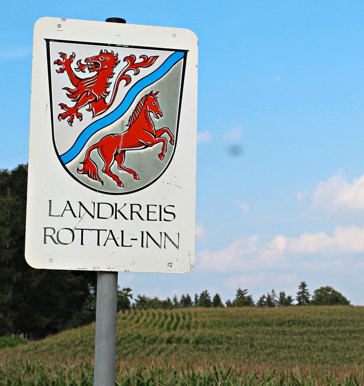 Das Wappen des Landkreises Rottal-Inn: Bis dieses feststand, war es aber ein langer Weg mit vielen Debatten. − Foto: hl