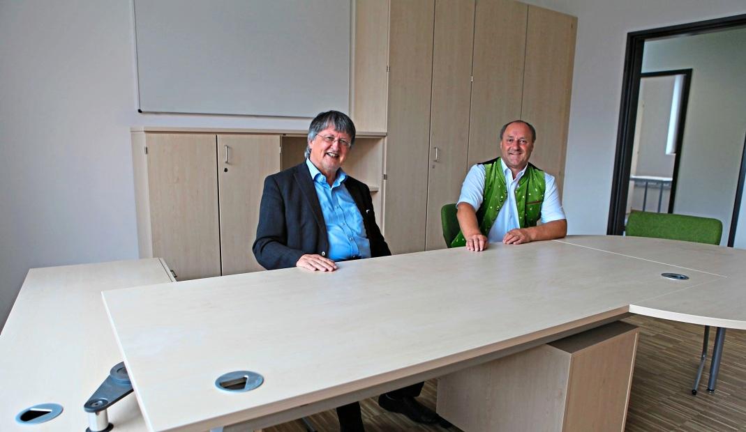 Schon mal „Probesitzen“ im Rektoratszimmer: Rektor Reinhard Bernhart (l.)mit Rathauschef Helmut Wilmerdinger (r.).