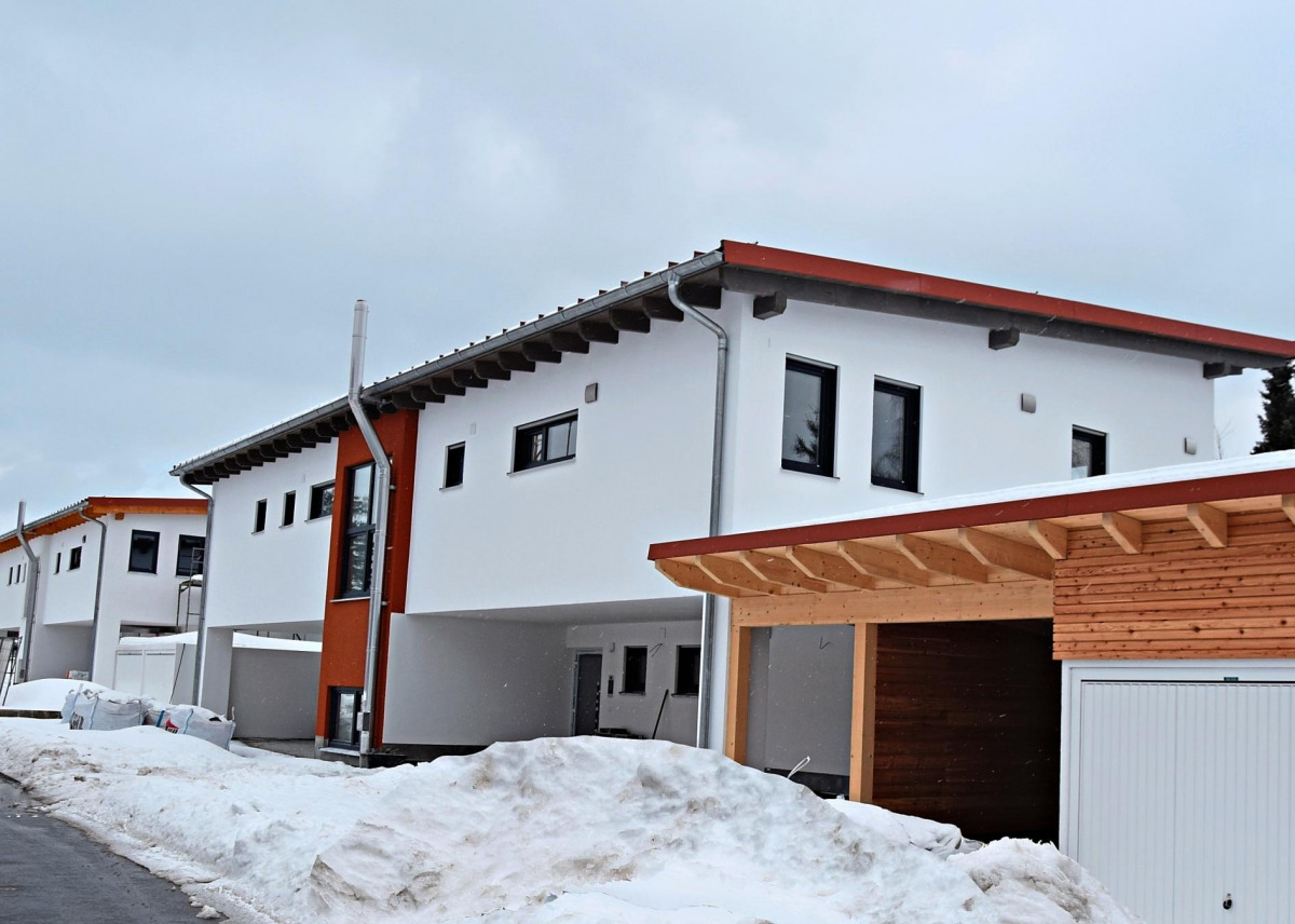 Neben den Stellplätzen gibt es auf Wunsch auch eine Garage und ein Carport − Fotos: pox