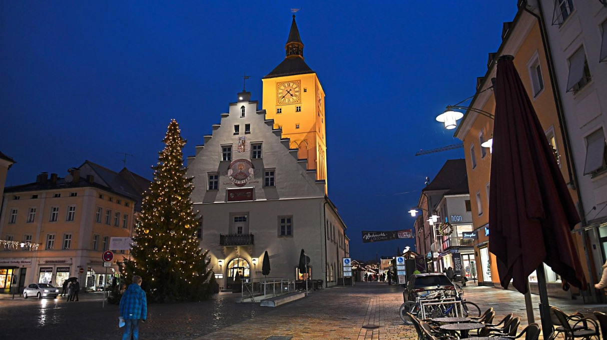 Ein weihnachtlicher Blick auf das Deggendorfer Rathaus Foto: Archiv Binder