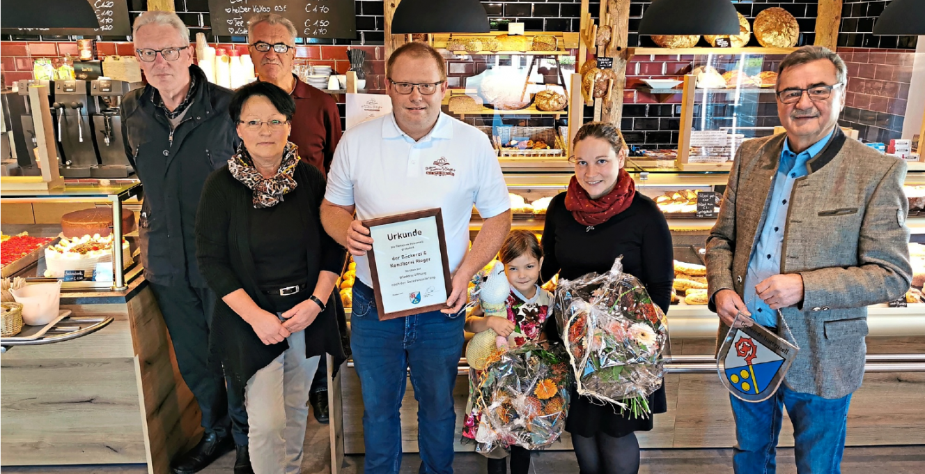 Feierten gemeinsam die Eröffnung des sanierten Stammsitzes: (v.l.) Pfarrer Josef Huber, die Vorbesitzer Anita und Richard Hartl, Bäckersfamilie Alexander und Claudia Rieger mit Tochter Sophia (nicht im Bild: Sohn Anton) sowie Bürgermeister Josef Kern