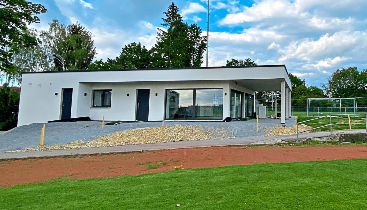 Neues Wohnzimmer: Das Vereinsheim des VfB Passau-Grubweg ist so gut wie fertig. Es wurde in Eigenregie geplant und finanziert. (Fotos: Lakota)