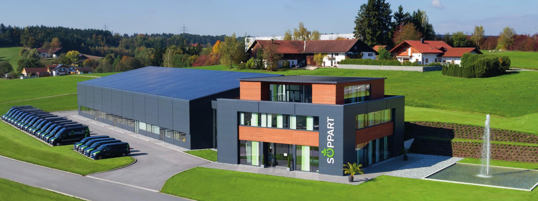 Das innovative und nahezu energieautarke Firmengebäude der Firma Soppar GmbH & Co. KG in Aicha vorm Wald wurde 2016 bezogen. Im hauseigenen 400qm großen Show-Room kann man sich von den Energieexperten rund um die Themen Wärmepumpen, Energiespeicher, Klimatechnik, Lüftungssysteme und vieles mehr beraten lassen. Foto: Eder