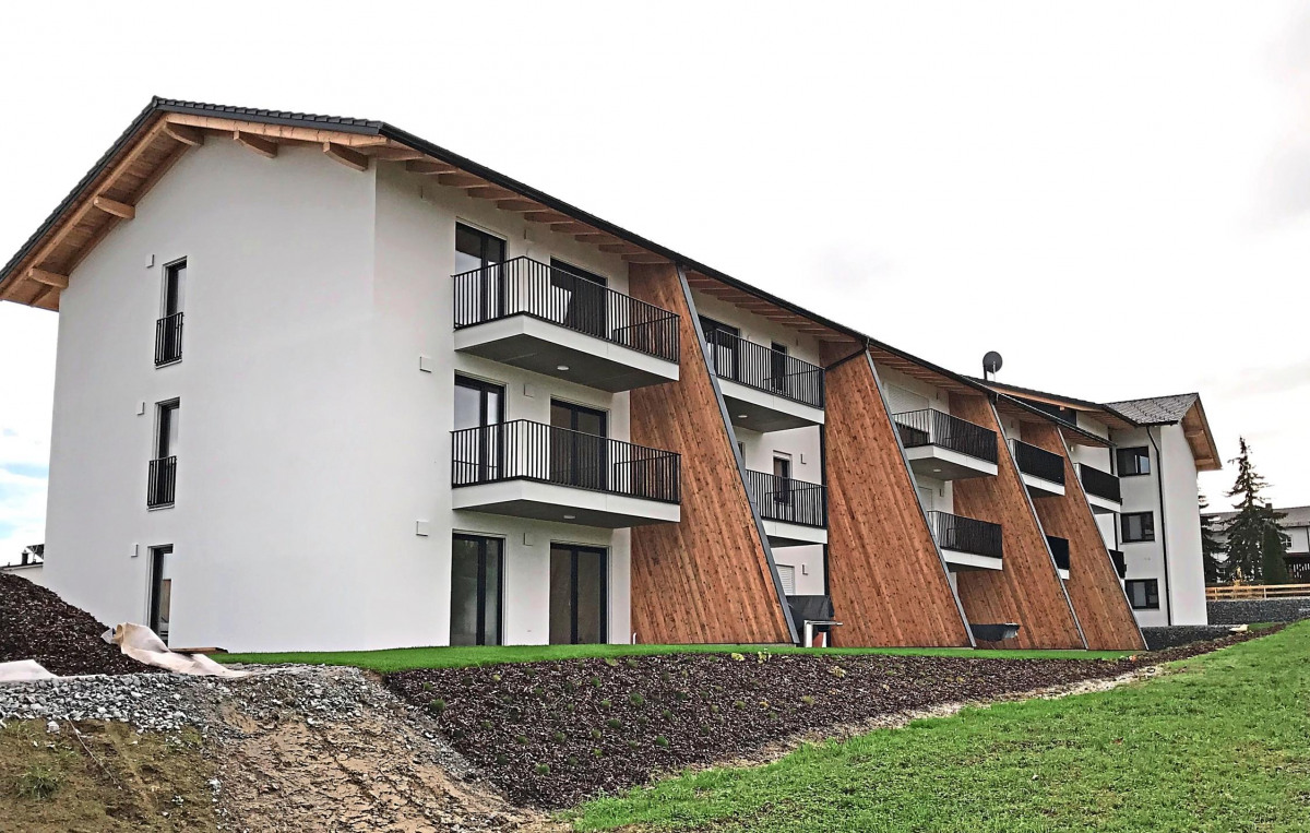 Ein stattliches Gebäude ist der Firma Veit-Fröhler im Neubaugebiet Thann in Heining gelungen. 4,4 Millionen Euro hat das Unternehmen in den Bau der 27 Sozialwohnungen investiert.