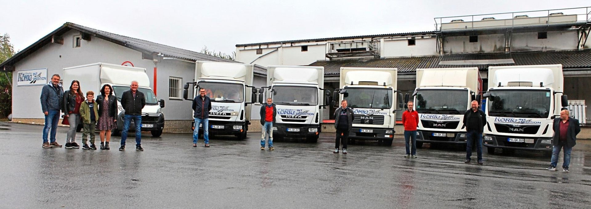 Das Team der Internationalen Spedition Günther König mit Fuhrpark: (v.l.) Andreas Ciupka, Julia Schäffl, Maximilian Scheffl (Enkel und "Juniorchef"), Manuela König, Günther König, Peter Reicheneder, Reiner Meierhofer, Thomas Stadler, Herbert Berndorfer, Jürgen "Koal" Löcker und Klaus Raster. − Foto: Lilo Klesse