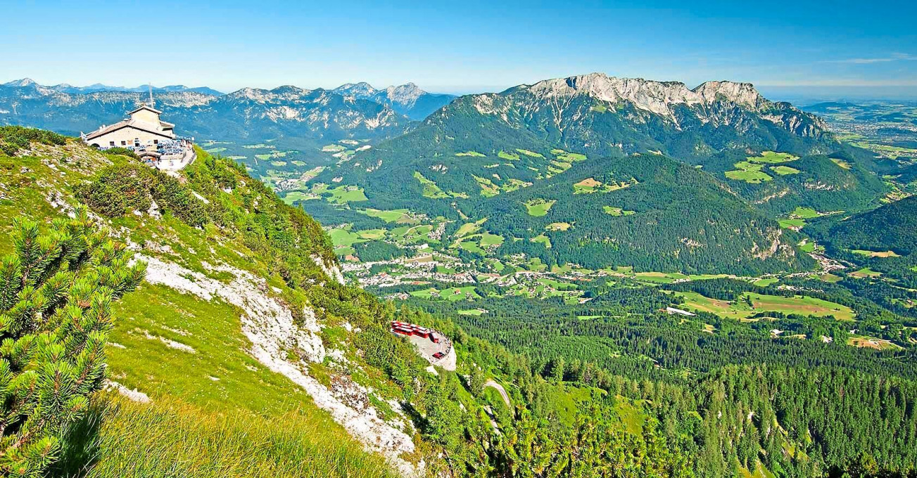 Der Blick über das Lattengebirge bis hinein in den Rupertiwinkel zeigt die ganze Bandbreite und Weite des Berchtesgadener Landes. − Foto: RoHa Fotothek/Fürmann