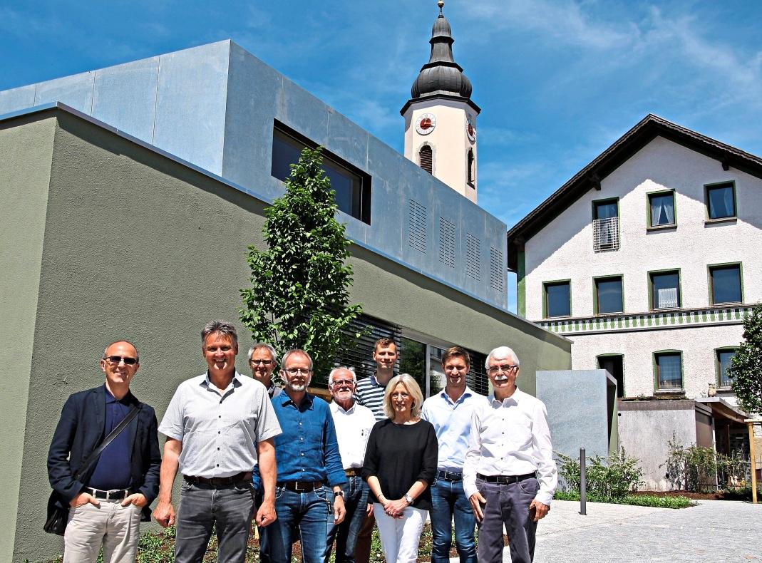 Nach der Besichtigung des neuen Pfarrheims, v.li. Diözesanbaumeister Jochen Jarzombek, Bürgermeister Josef Putz, Christoph Geins vom Diözesanbauamt, Pfarrgemeinderatsvorsitzender Johannes Rosenberger, Mitglied der Kirchenverwaltung Peter Eiter, Geschäftsleiter der Gemeinde Alexander Heberger, Architektin Helgamaria Zeilberger, Stefan Hartl vom Büro Zeilberger und Kirchenpfleger Josef Zboril. - Foto: Heisl