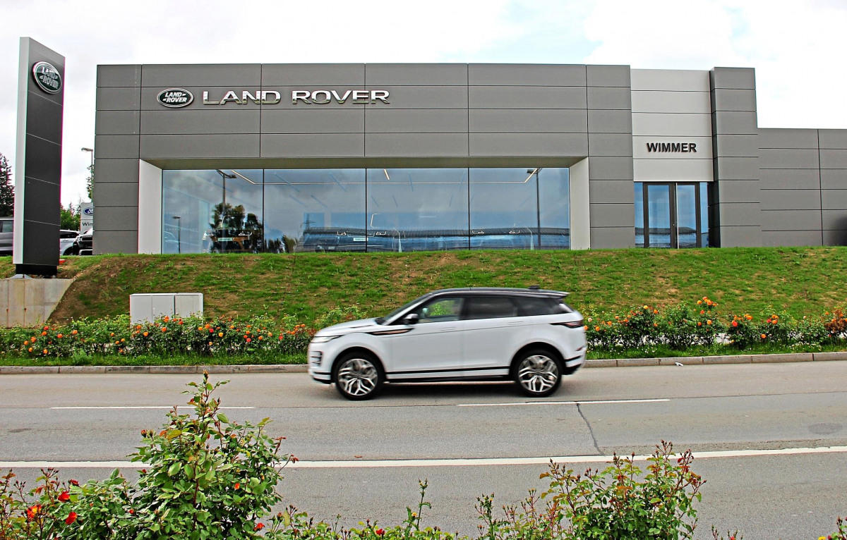 Mit seiner ansprechenden Architektur sticht das neue Land Rover Center Wimmer in Passau sofort ins Auge. − Fotos: bp Mediendienste