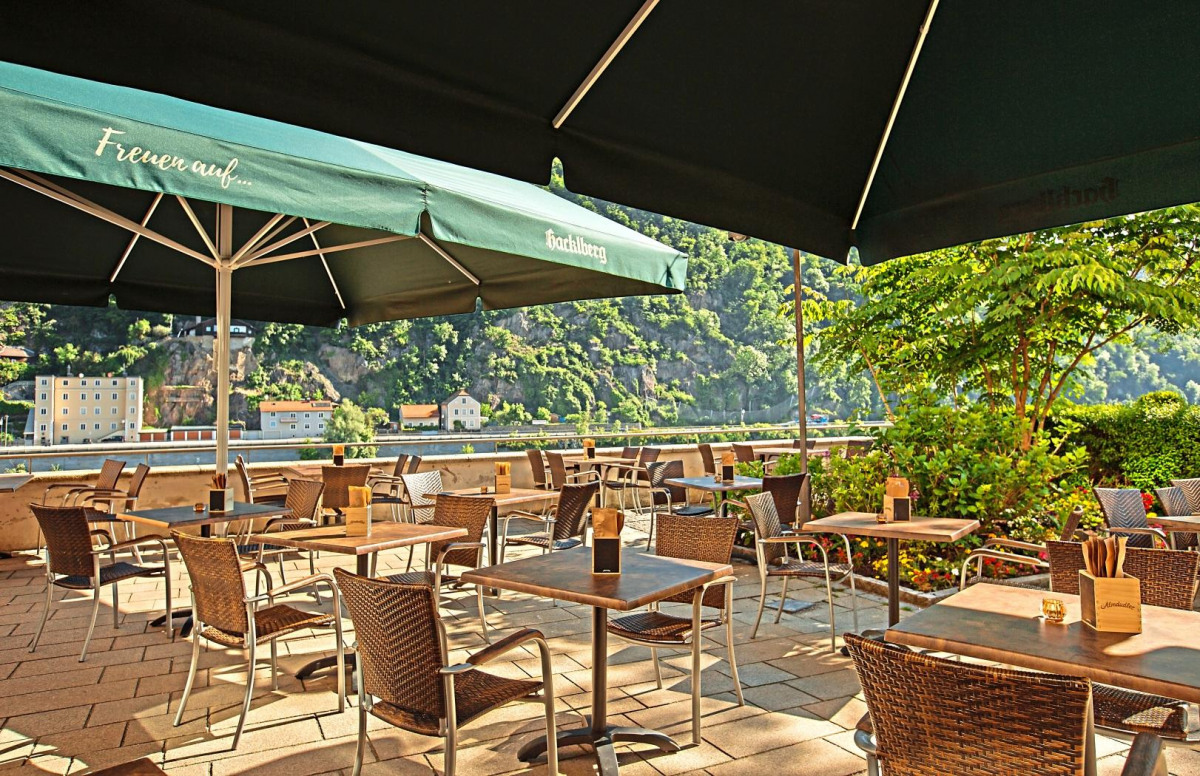 Das Juwel des Hotels am Paulusbogen ist zweifellos dieser Garten Eden. Die Gäste sind sich einig: „Das ist die schönste Donau-Terrasse in Passau!“ Und das zu jeder Jahreszeit, so ist der Glühweinstand im Advent weit über die Stadt hinaus bekannt und beliebt. − Fotos: privat  
