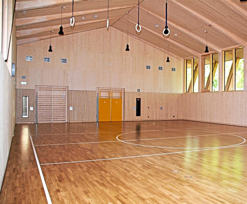 Die Sporthalle innen, Ansicht Richtung Nordwesten hin zum Eingang (li). − Fotos: Heis  