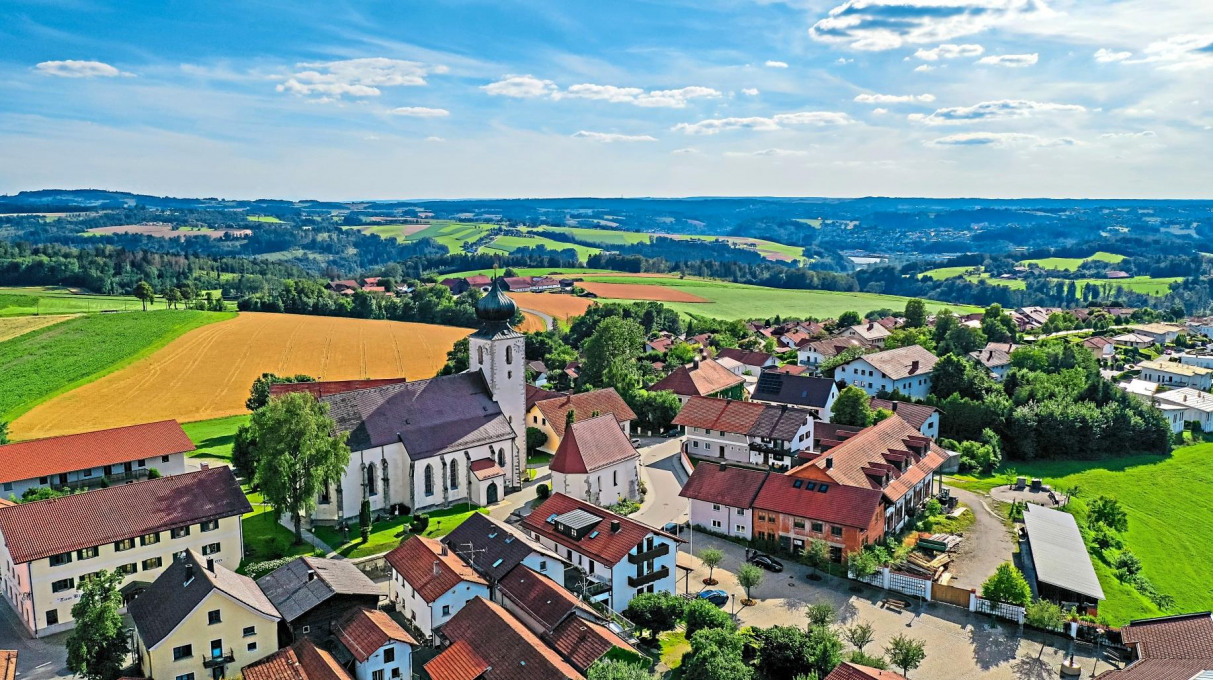 Der Luftkurort Kellberg mit seinem Ortskern um die Pfarrkirche St. Blasius und Leonhardi-Kapelle. − Foto: Braml