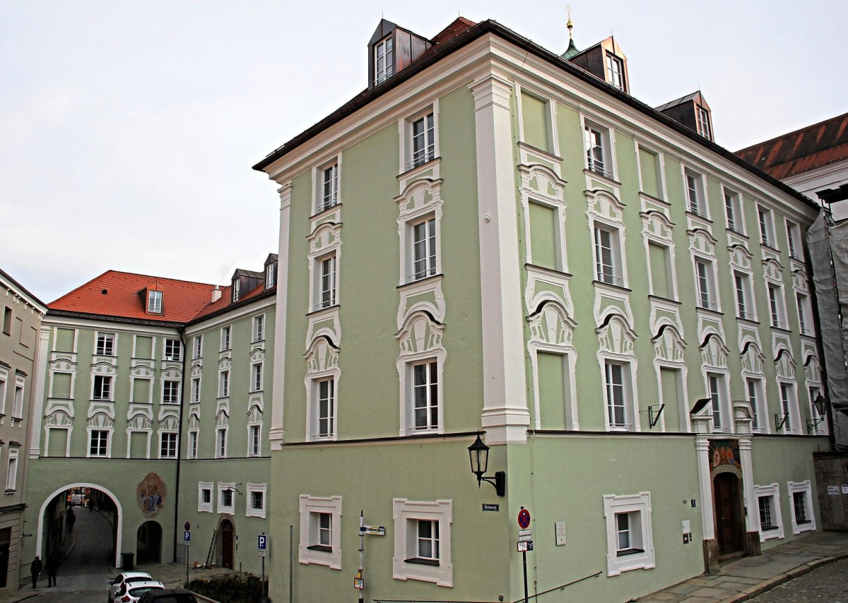 Die aufwändige Sanierung ist dem dominanten Gebäudekomplex von St. Maximilian am Steinweg – im Herzen der Passauer Altstadt – unverkennbar anzusehen. − Fotos: Brunner
