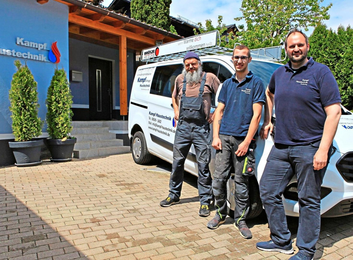 Das kompetente Team von Haustechnik Kampf (v.r.): Firmenchef Daniel Kampf, Felix Steininger und Günter Holler. − Fotos: Lilo Klesse