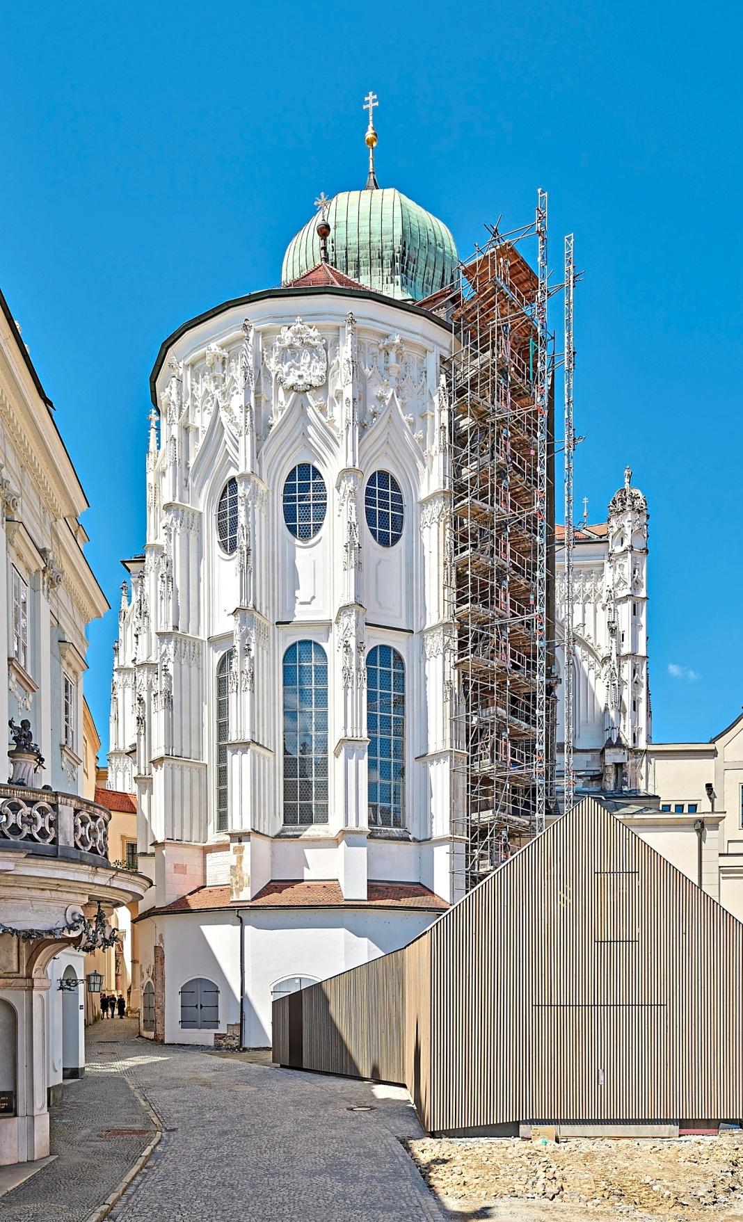 Möglichst schlicht und zurückhaltend will sich der Werkstatt-Neubau der Dombauhütte in seiner prominenten Lage zwischen der Neuen Bischöflichen Residenz (von links), dem Dom St. Stephan und dem Marschall-Haus einfügen.