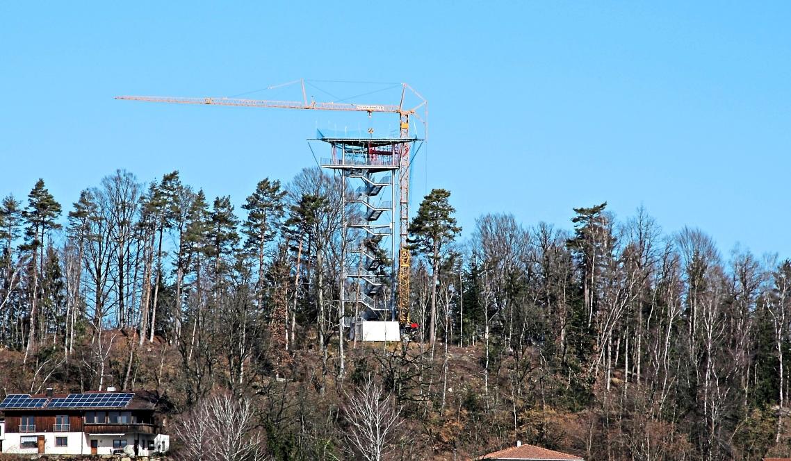 Der Aussichtsturm während der Bauphase Anfang März. (F.: Heisl)