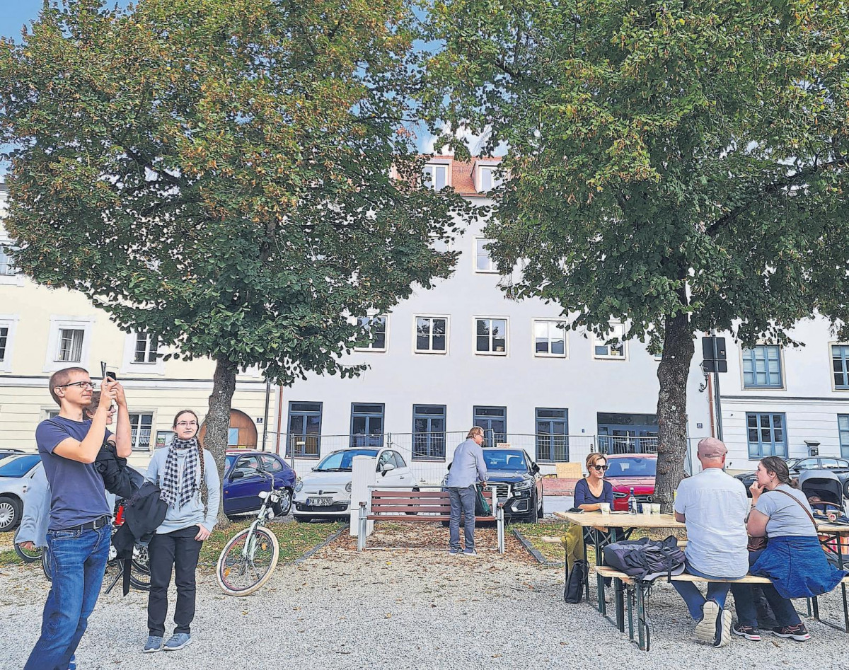 Mitten im Leben: In der Herzmitte von Passau, am Domplatz, ist die HOME Base entstanden. In dem taubenblauen Gebäude können künftig junge Menschen tiefer in den Glauben hineinfinden. - Fotos: Uschi Friedenberger