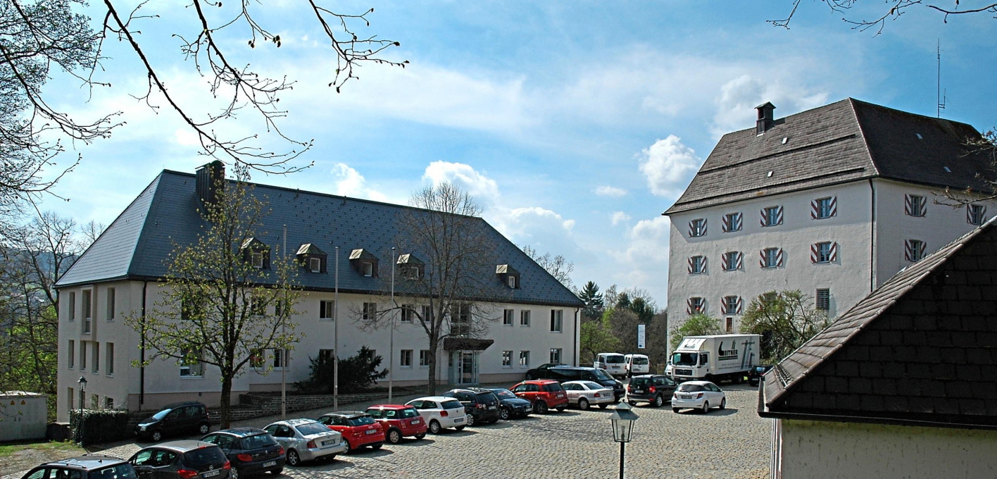 Das alte Dienstgebäude samt Schloss Wolfstein. − Foto: Archiv pnp