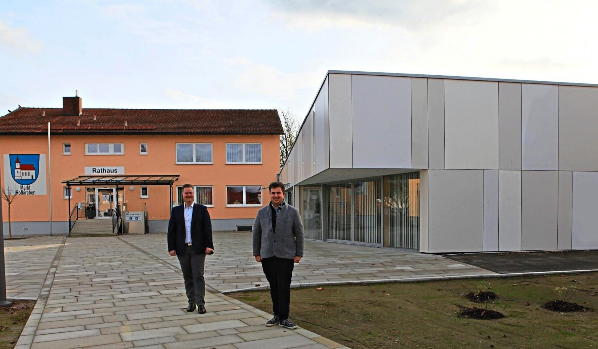 Zufriedene Gesichter: Bürgermeister Josef Kufner (l.) und Architekt Tobias Maier (r.) freuen sich über den neuen Blickfang von Hofkirchen . − Foto: Lilo Klesse