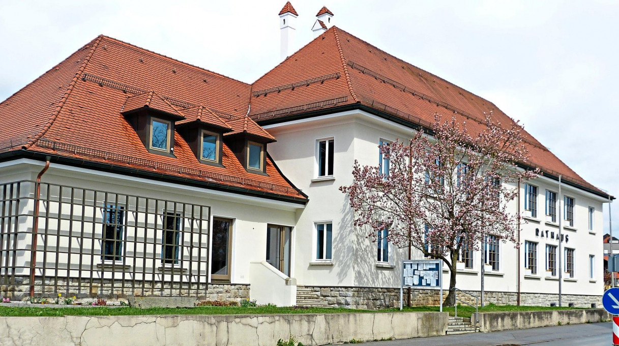 Altes und Neues im Einklang: Das historische Salzweger Rathaus erstrahlt in neuem Glanz. Die Versprossung des Sitzungssaal gilt als Symbol für transparente Demokratie. − Fotos: Wildfeuer