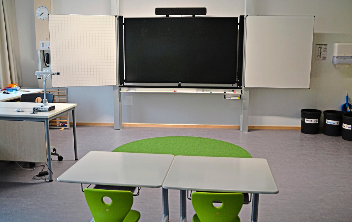 Einblick in ein Klassenzimmer mit Multimedia-Display. Fotos: Claudia Schrank