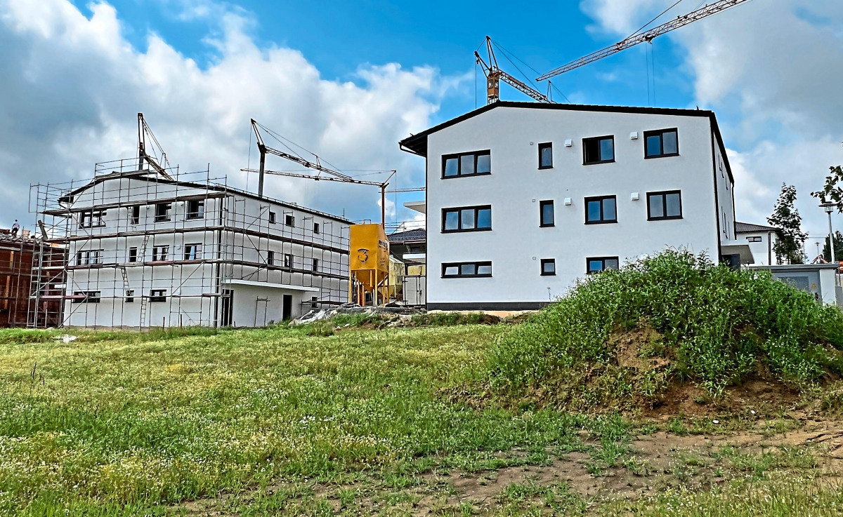 Wohnen in zentraler und dennoch ruhiger Lage: In der Pfarrer-Siegfried-Kroiss-Strasse errichtet die STEMA Wohnungsbau GmbH derzeit drei Mehrfamilienhäuser mit insgesamt 22 Wohneinheiten.