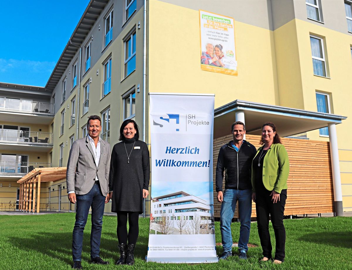 Heißen herzlich willkommen: (von links) SH-Geschäftsführer Helmut Stranzinger, Einrichtungsleiterin Roswitha Kadletz, Projektleiter Reinhard Hoffmann und SH-Prokuristin Christina Voggenreiter. - Fotos: Slezak/Kessler
