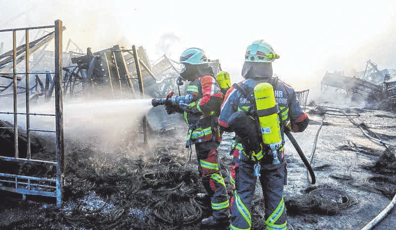 Großbrand in Gammertingen: Die Lagerhalle von „Reifen Göggel" brennt