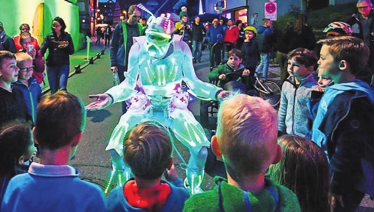 Roboto, Aquaman und Clown begleiten den Einkaufsbummel