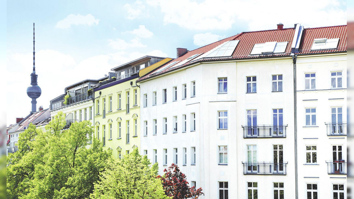Wohnhäuser in Berlin. Eine Entspannung bei den Preisen für Eigentumswohnungen ist nicht in Sicht. Sie stiegen laut einer Studie in 2020 um durchschnittlich 7,4 Prozent im Vergleich zum Vorjahr. Foto: Friedberg - stock.adobe.com
