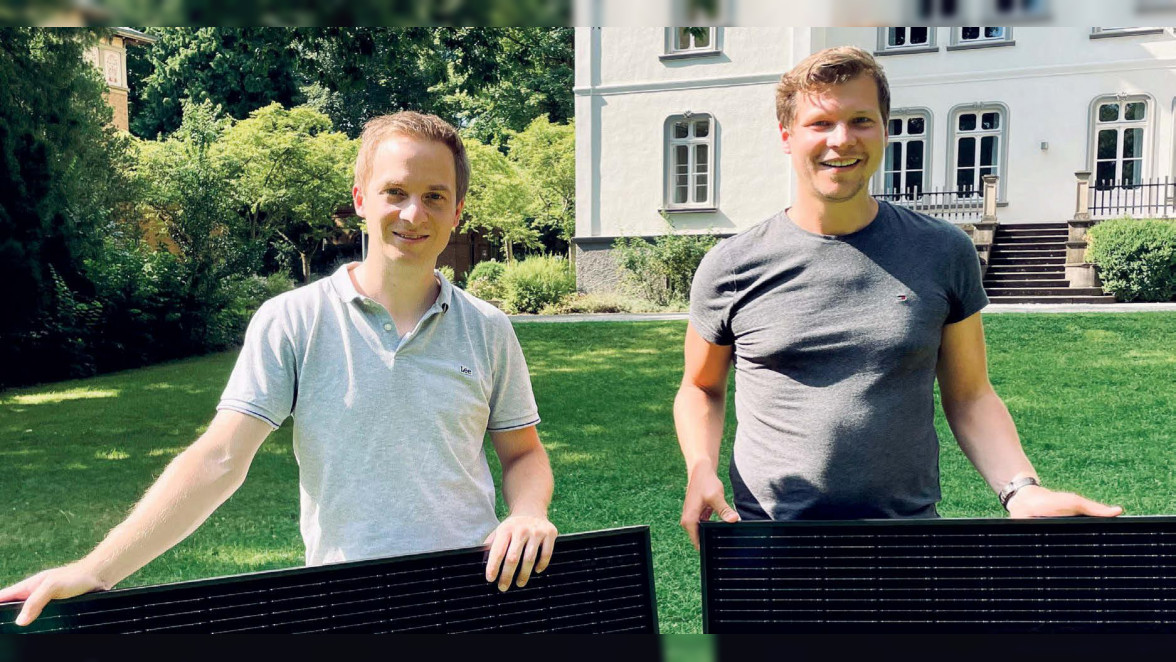 Kai Heimann und Markus Köhler aus Kreuztal haben sich mit Balkonkraftwerken selbstständig gemacht. Kurz vor der Energiekrise gestartet, wird das Duo nun mit Anfragen überhäuft. (Foto: Watt’s los)