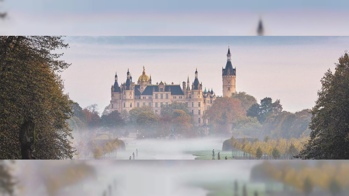 Schloss Schwerin im Morgennebel. Foto: TMV | Thomas_Grundner