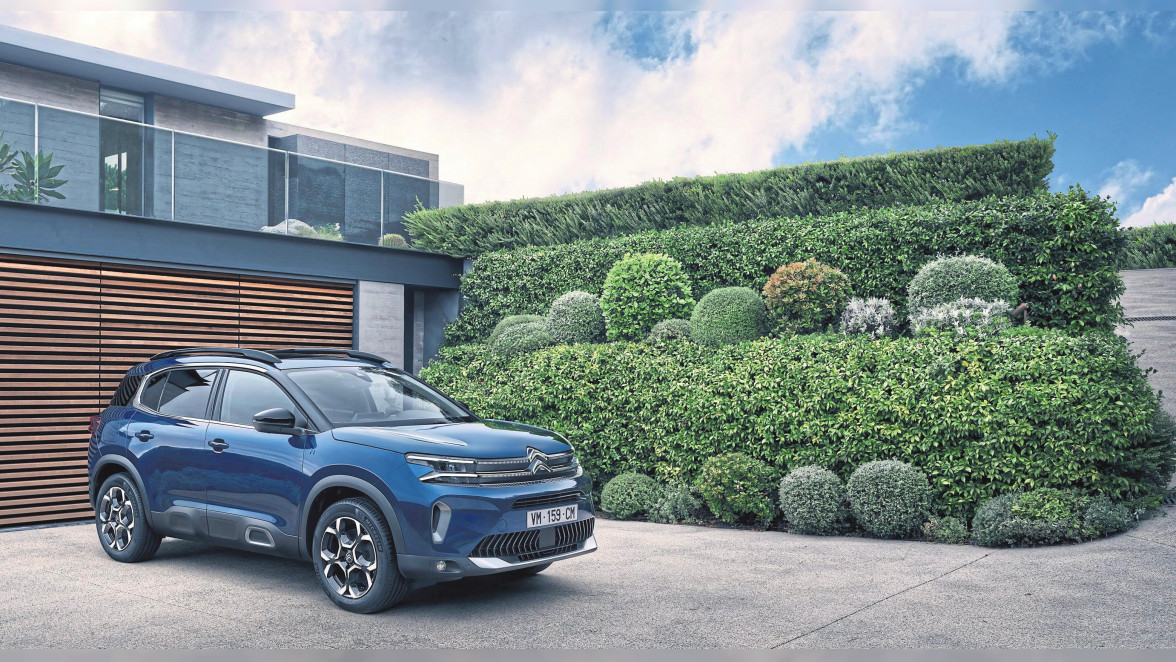 Upgegradet: der Citroën C5 Aircross. Motorseitig stehen ein Diesel, zwei Benziner und ein Plug-in-Hybrid zur Wahl. Verbrauch (l+kwh/100 km) komb.: 6,7 - 1,4 l+15,9 – 15,6 kWh; CO2: 151 - 32 g/km FOTOS: CITROËN