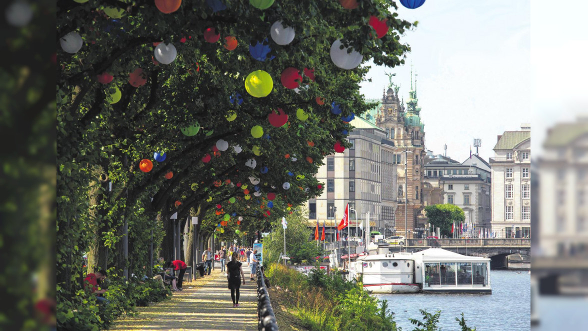 Bunte Lampions verschönern die Promenade am Ballindamm: Sie sind Teil der Aktion „Hamburgs Sommergärten“, die am 8. August, am verkaufsoffenen Sonntag, letztmalig zu sehen sein werden. Foto: Otto Wulff BID_Zum Felde BID 