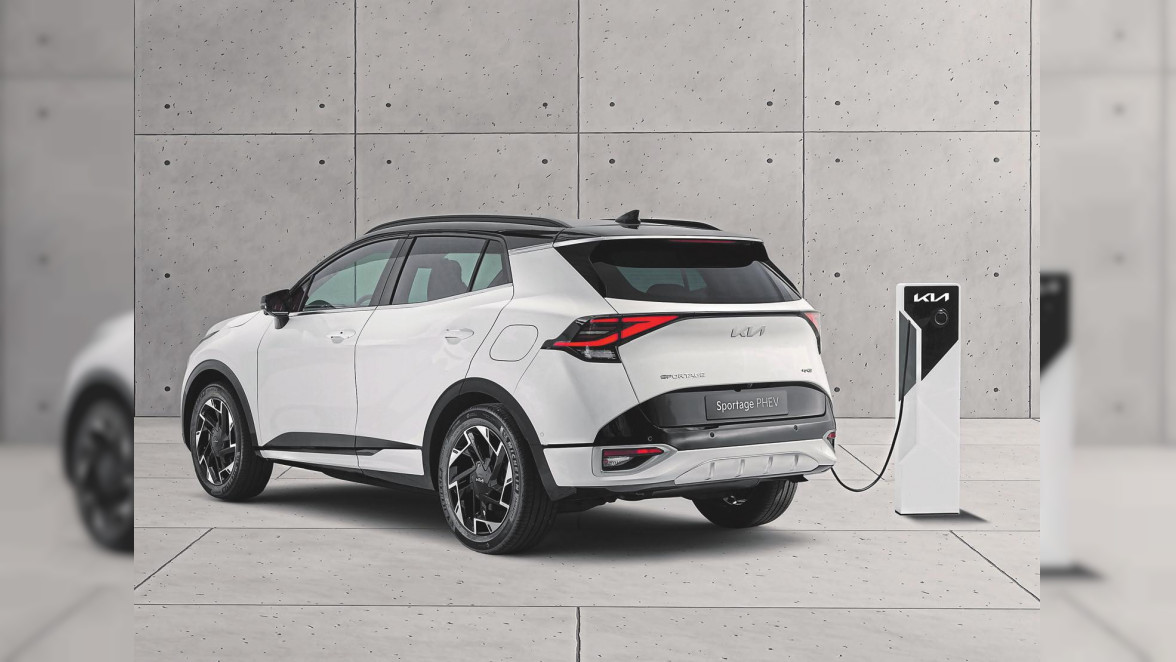 Topmodell und Teilzeitstromer: der Sportage ist erstmals als spezielle Europa-Version und Plug-in-Hybrid zu haben. Preis Plug-in-Hybrid: ab 45.290 Euro. Verbrauch (l+kWh/100 km) komb1,1 l+16,9 kWh; CO2: 26 g/km