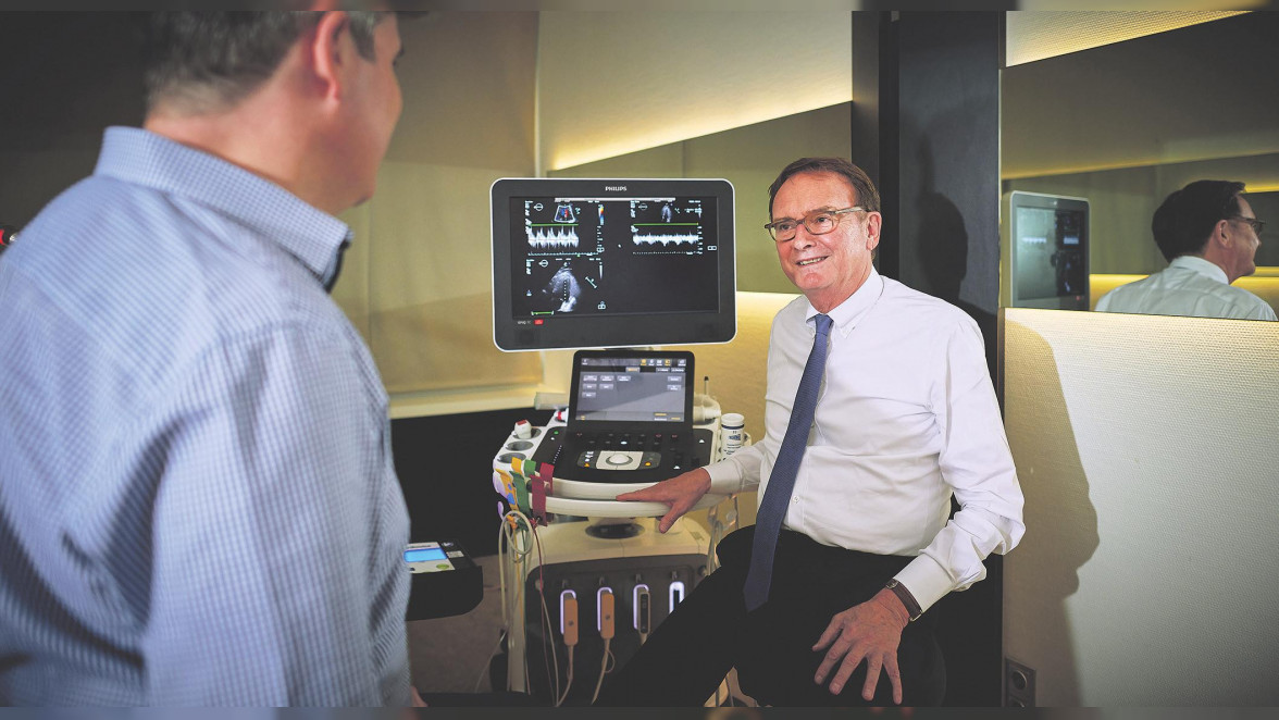 Dr. Tomas Stein (re.), Kardiologe und ärztlicher Direktor am Diagnostik Zentrum Fleetinsel (DZF), erläutert einem Patienten die Ergebnisse von dessen Herzuntersuchung im Rahmen eines Medical Check-Ups