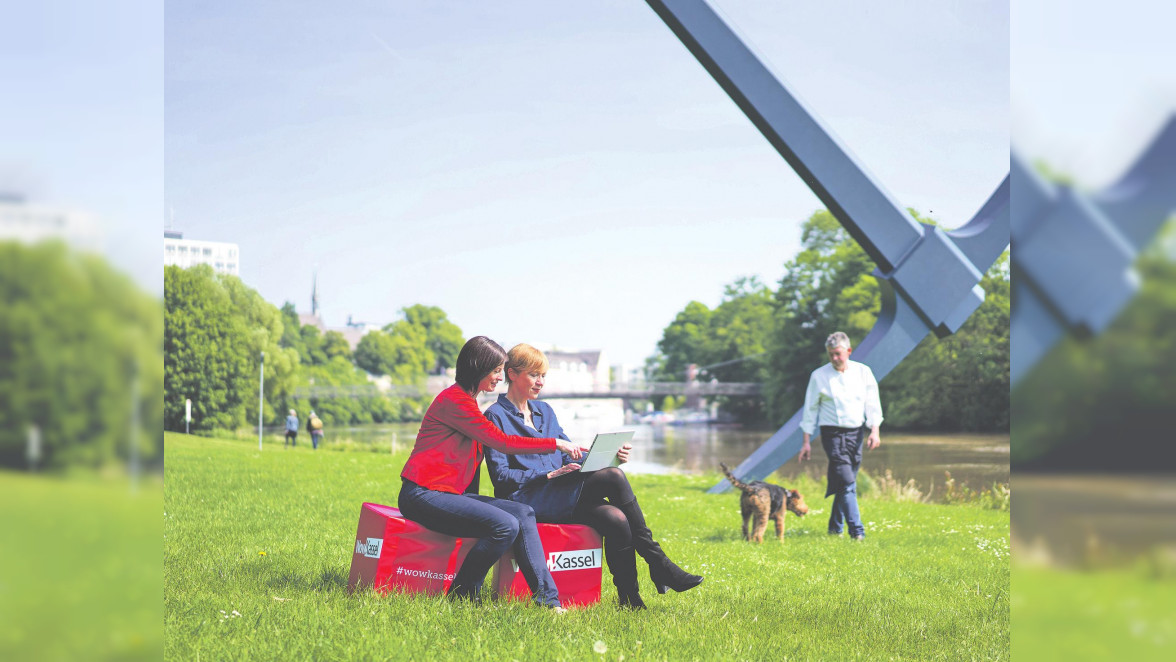 Die wie vom Himmel gefallene Spitzhacke ist eine Installation einer früheren documenta. Im Kasseler Convention Network ist offener Austausch besonders wichtig Foto: Nikolaus Frank 