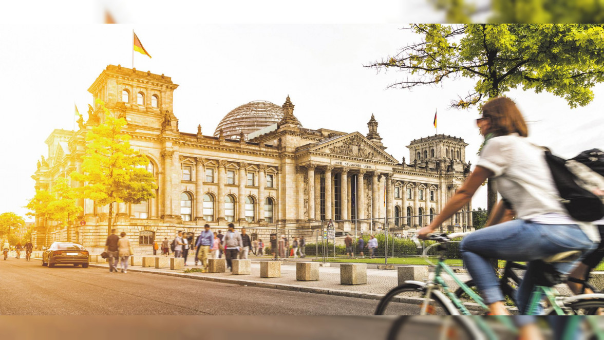 Berlin hat viel zu bieten: bei Tag und in der Nacht (Foto unten). Fotos: Shutterstock | canadastock
