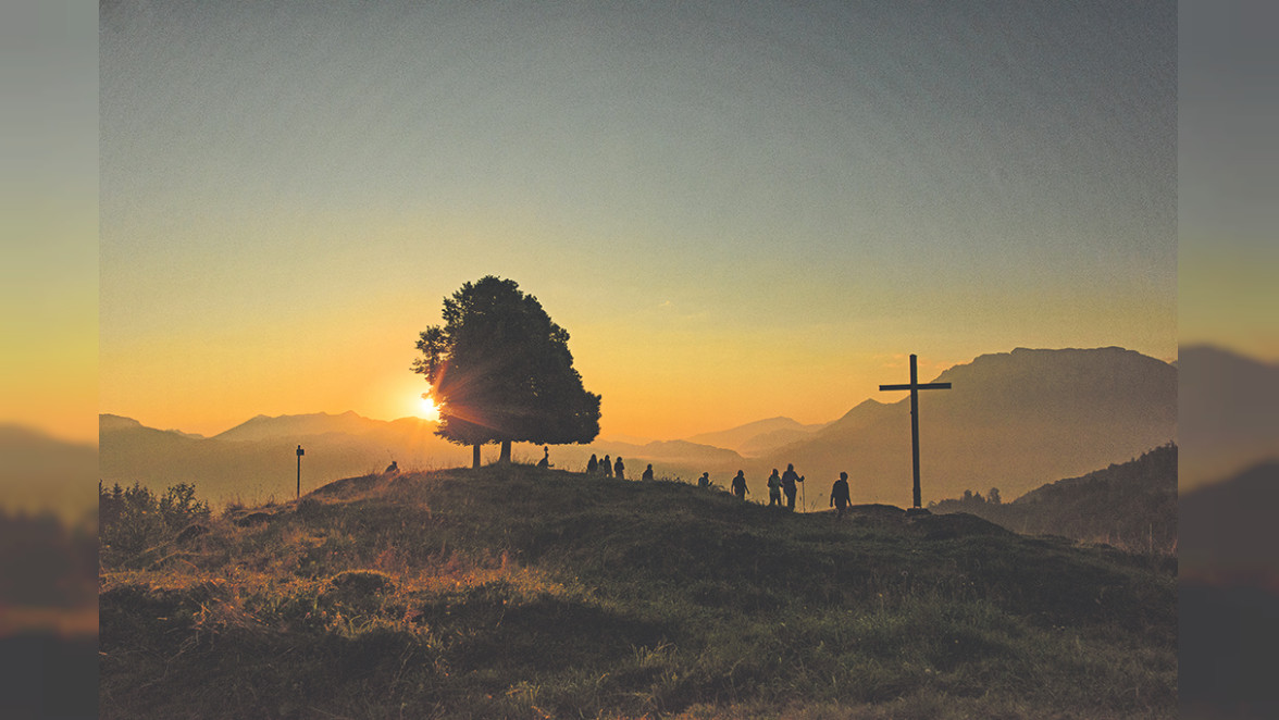 Die Sonnenaufgangwanderung. Die ersten Strahlen tauchen das imposante Bergpanorama in warme, leuchtende Farben. Fotos: Tourist-Information Oberaudorf – Hans Osterauer