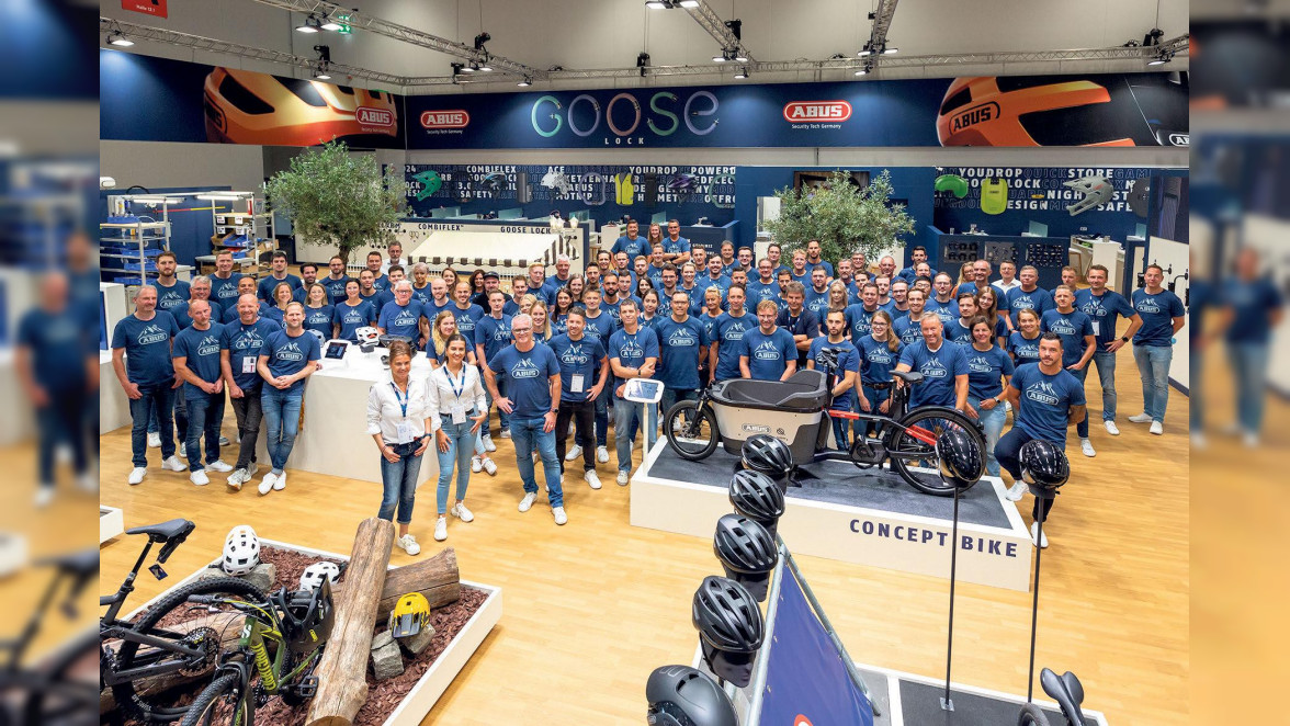 Ein Teil des weltweiten Teams von ABUS mit insgesamt rund 4.000 Mitarbeitenden präsentiert auf Eurobike, der Leitmesse der Fahrradbranche, in Frankfurt am Main die neuesten Innovationen.