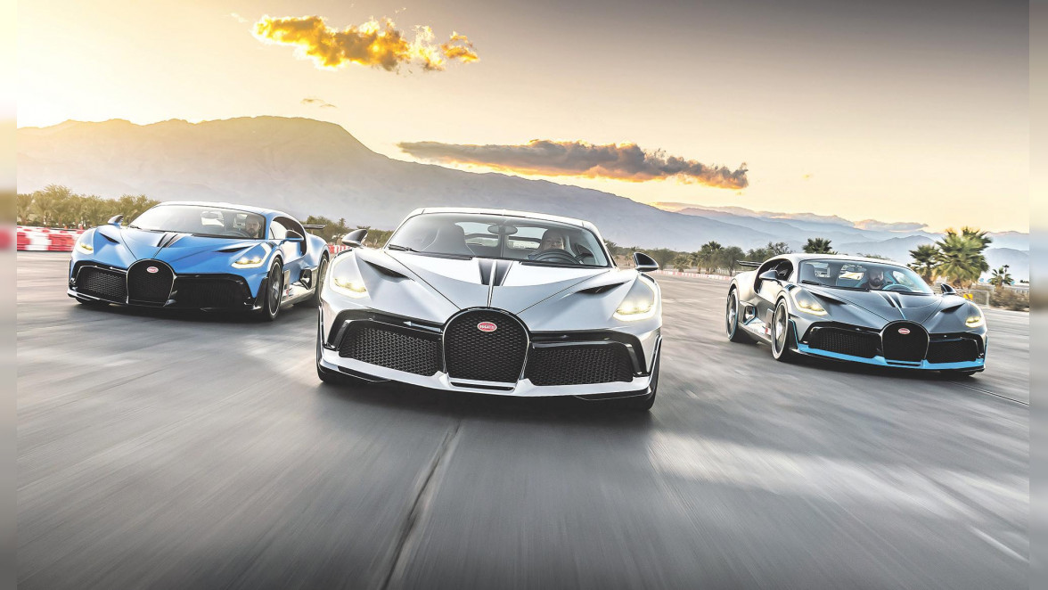 Unter kalifornischer Sonne: die drei fabrikneuen Bugatti Divo auf der Rennpiste