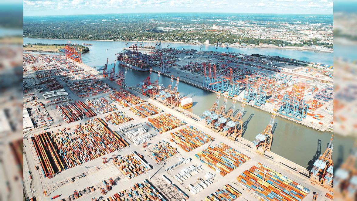 Blick auf den Hamburger Hafen. Die Hansestadt sieht sich laut Wirtschaftsbehörde gut gerüstet, um zukünftige Wasserstoffbedarfe am Standort und weit darüber hinaus über Hamburg als Importhafen abzuwickeln. Foto: Double Vision