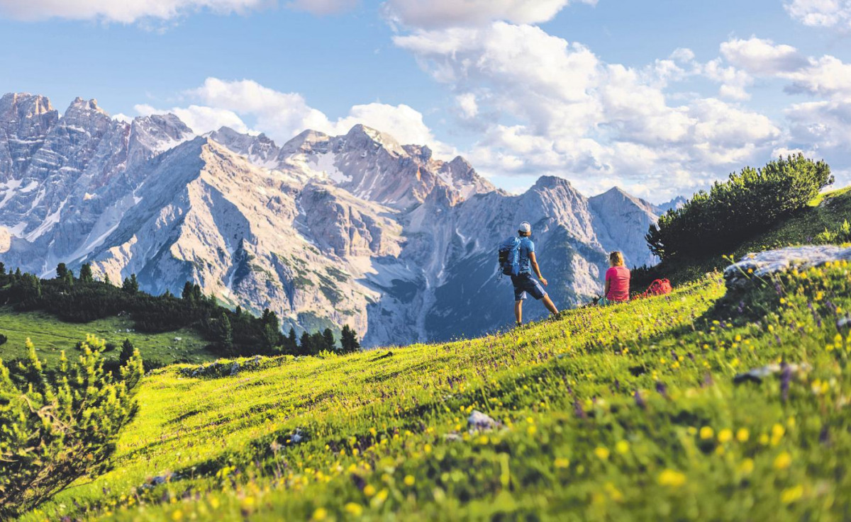Entspannen in der Weite und Freiheit der Berge, zwischen waldgrün, blumenbunt und himmelblau – all das bieten die besten alpinen Wanderhotels