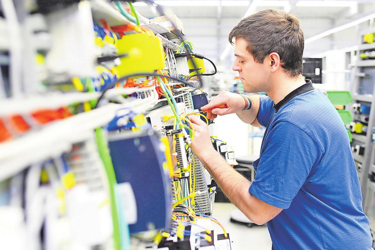 Der Oberbegriff Elektroniker*in versammelt verschiedene Fachrichtungen aus Industrie und Handwerk im Bereich Elektrotechnik und Elektronik